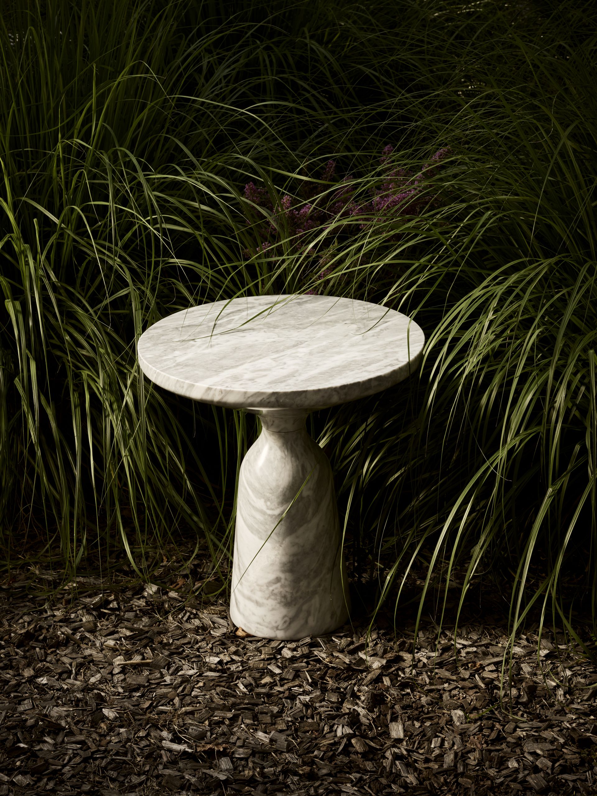 ClassiCon-outdoor-bell-side-table-marble-bianco-carrara-photo-frinzel.jpg