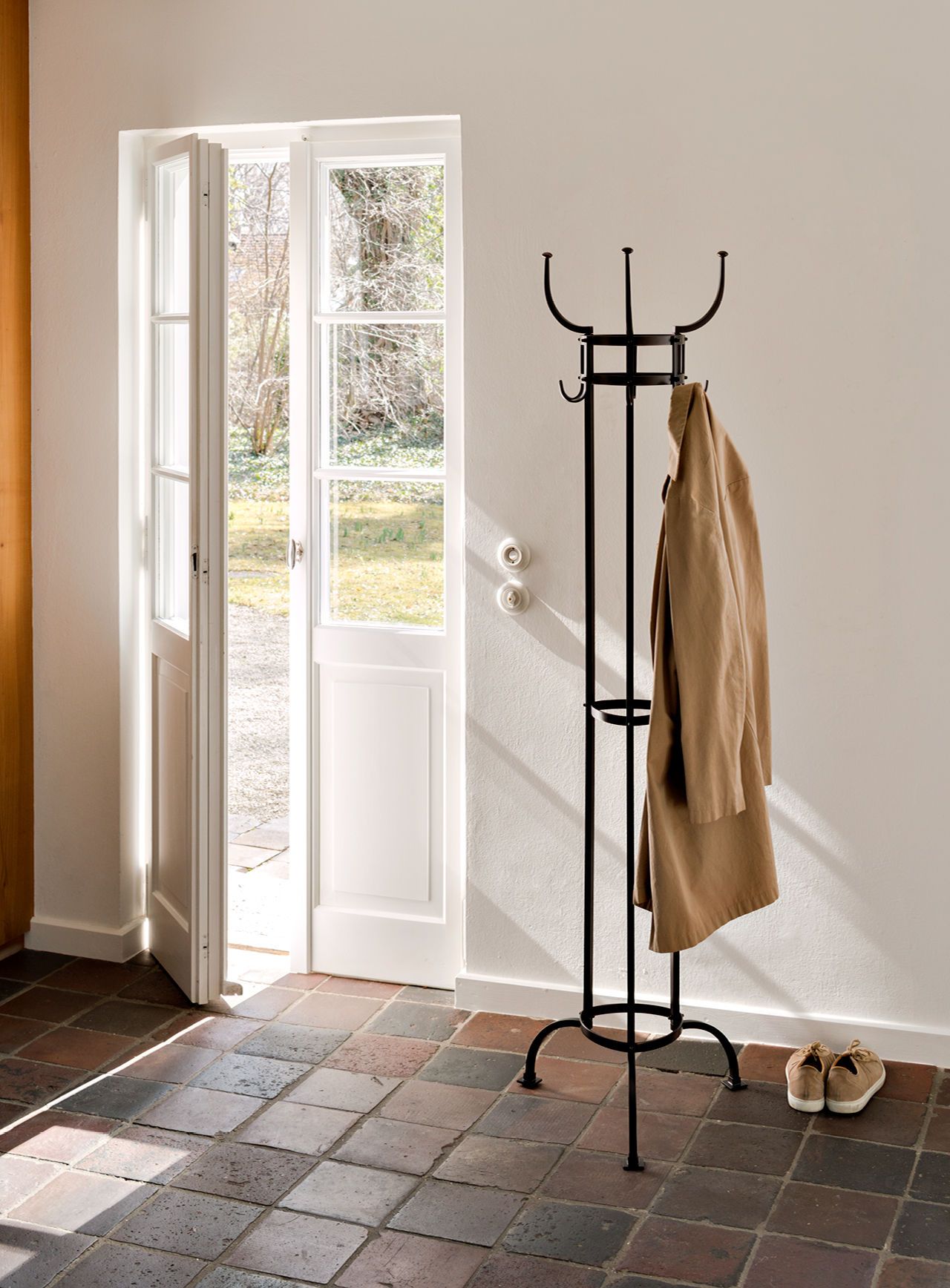 ClassiCon-Nymphenburg-Coat-Stand-content-2_2x.jpg