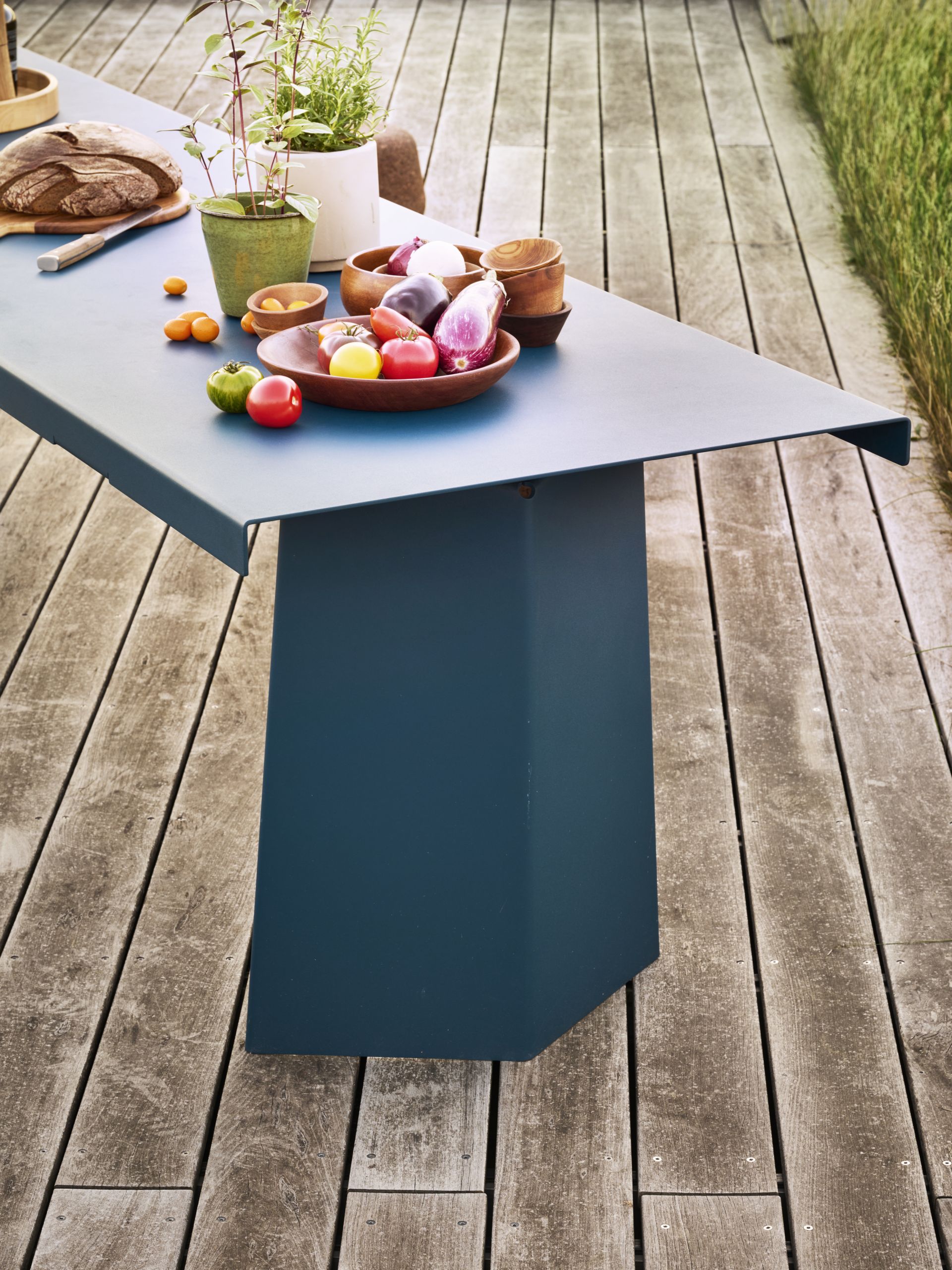ClassiCon-outdoor-pallas-table-ocean_2-photo-frinzel.jpg